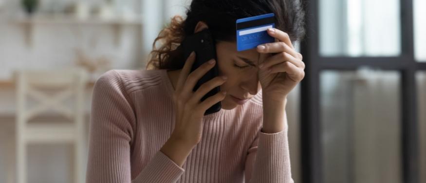 Mujer con problemas en su tarjeta de crédito